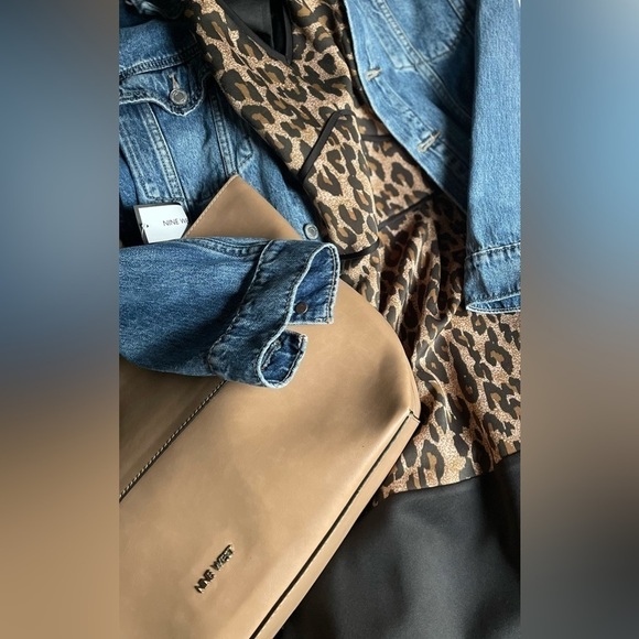 Fit&Flair Dress Animal Print Well made V-Neck Size 10.by Taylor
Worn 1X
EUC - Picture 3 of 4